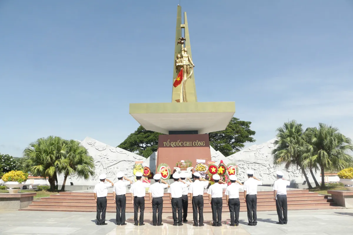 Vùng 3 Hải quân: Chuỗi hoạt động nghĩa tình tri ân Ngày Thương binh - Liệt sĩ - Ảnh 9.