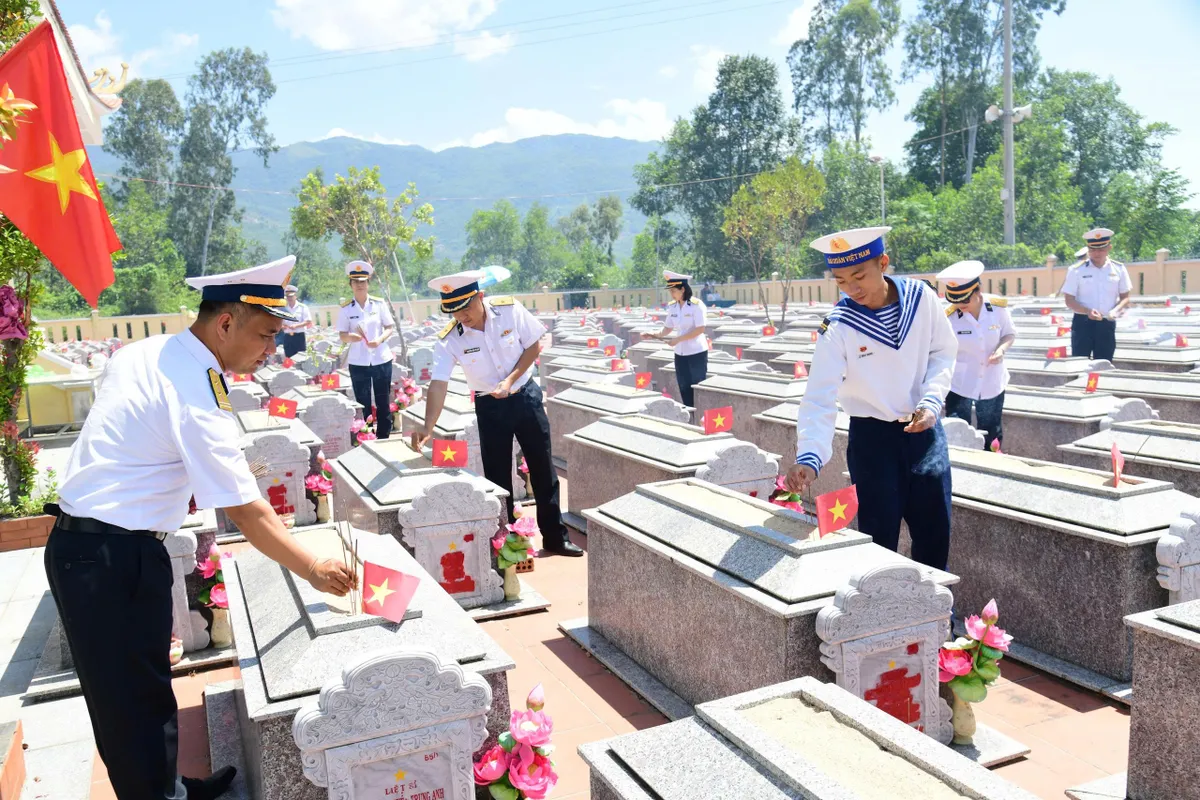 Vùng 3 Hải quân: Chuỗi hoạt động nghĩa tình tri ân Ngày Thương binh - Liệt sĩ - Ảnh 5.