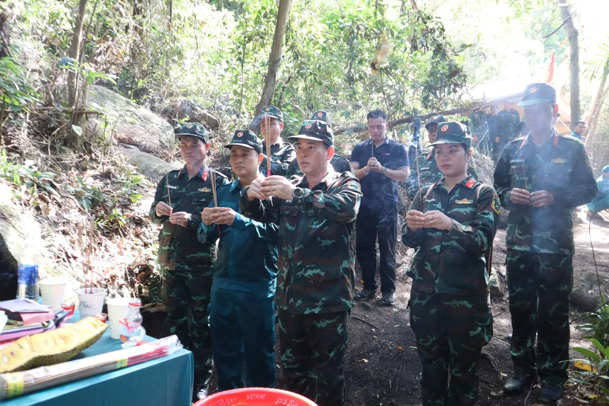 Liên tiếp tìm thấy hài cốt liệt sĩ tại Hang Đá Sập - Ảnh 3.
