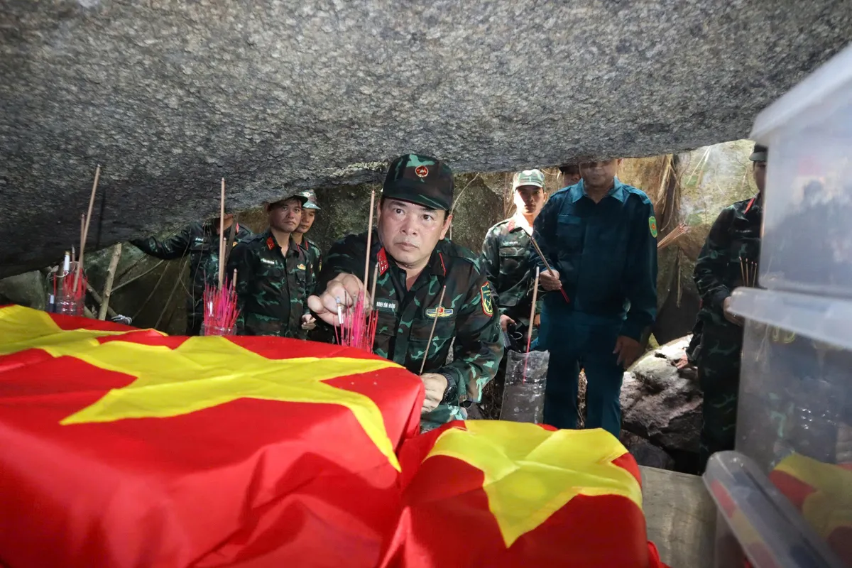 Liên tiếp tìm thấy hài cốt liệt sĩ tại Hang Đá Sập - Ảnh 2.
