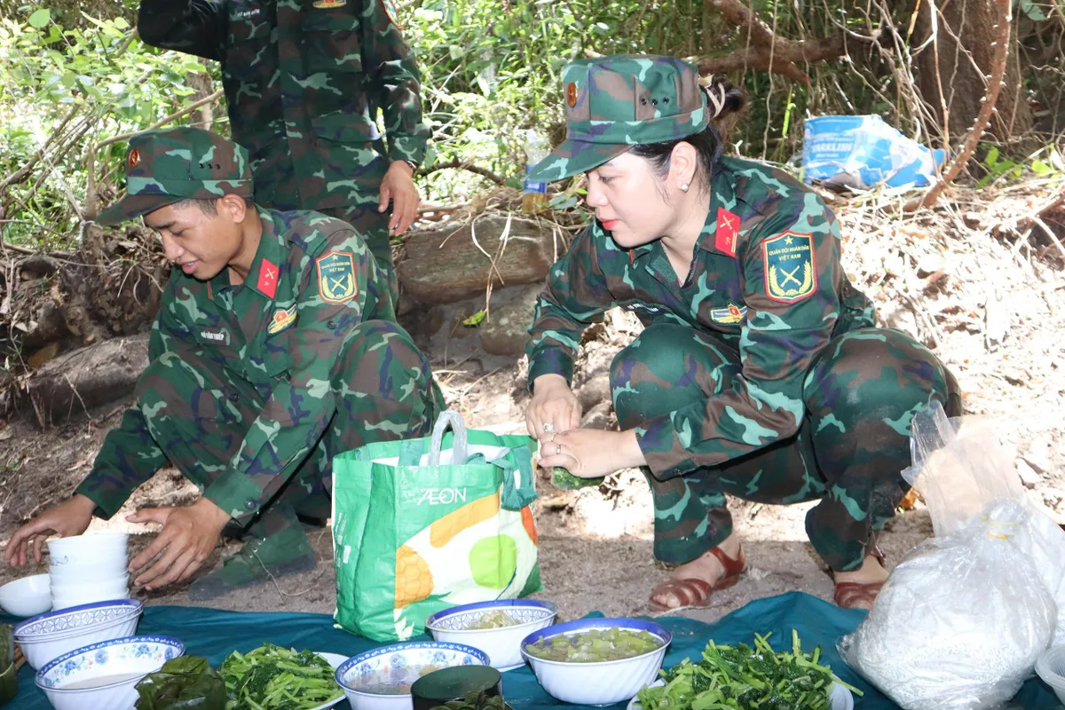 Những bữa cơm tiếp sức nơi h&agrave;nh tr&igrave;nh t&igrave;m đồng đội - Ảnh 2.