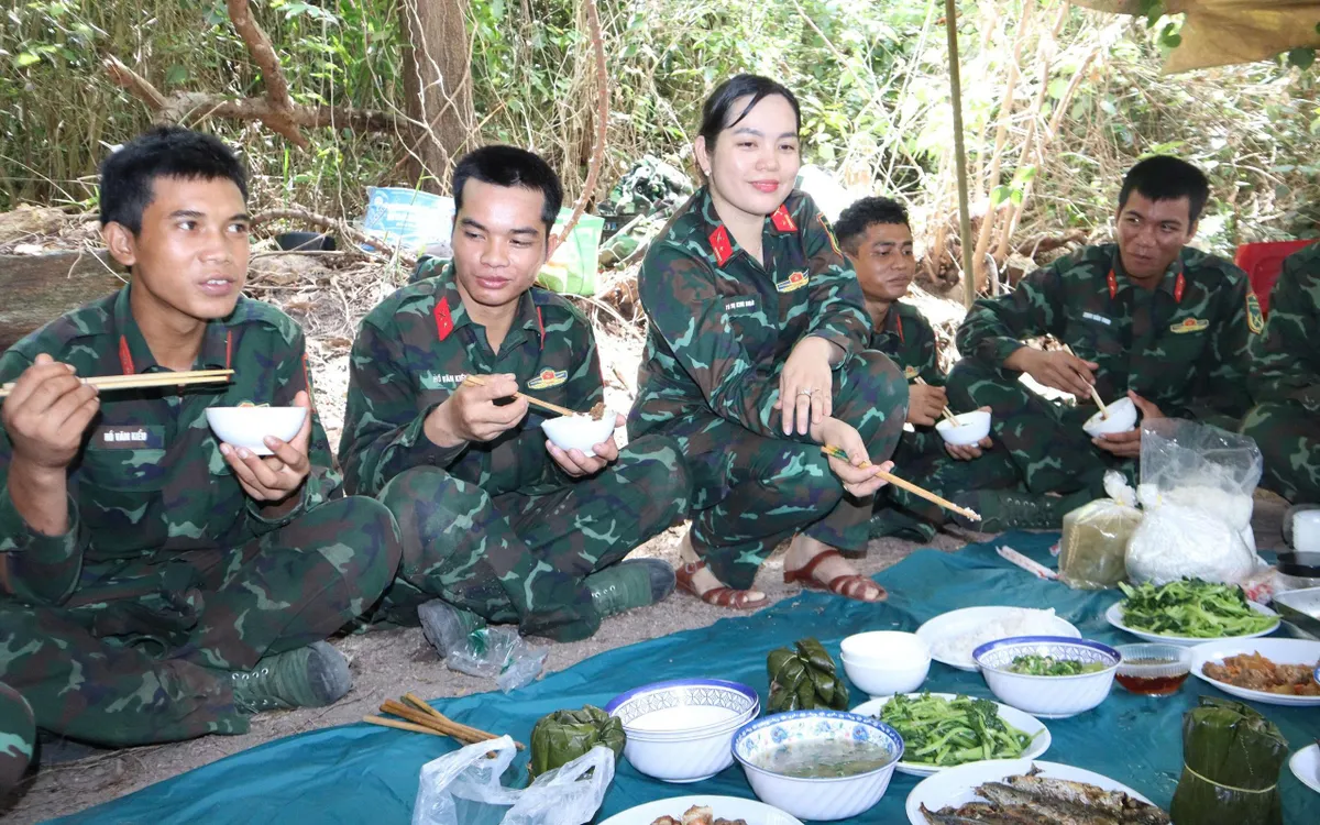 Những bữa cơm tiếp sức nơi hành trình trình tìm đồng đội. Ảnh: Viết Đức
