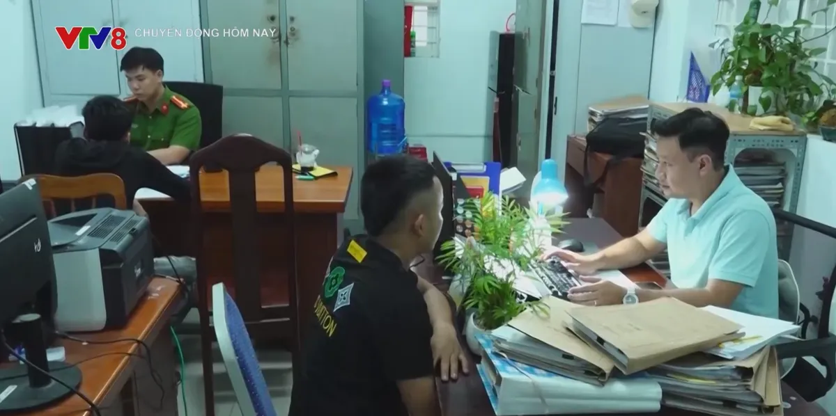 Làm rõ nhóm thanh thiếu niên trong vụ "trộm chổi gây rối- Ảnh 5. Làm rõ nhóm thanh thiếu niên trong vụ "trộm chổi gây rối- Ảnh 5.