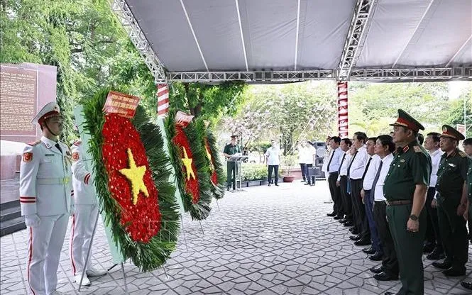 Chủ tịch Quốc hội Trần Thanh Mẫn dâng hoa, dâng hương tại Tượng đài cố Tổng Bí thư Trần Phú. Ảnh: Doãn Tấn/TTXVN