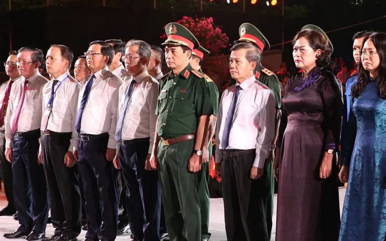 Đại tướng Phan Văn Giang và Đoàn công tác tưởng niệm các Anh hùng liệt sĩ tại Nghĩa trang Liệt sĩ Quốc gia Đường 9 (Quảng Trị) - Ảnh: VGP/Nguyễn Hoàng