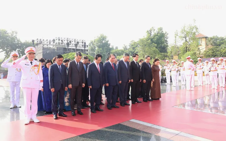 Các đồng chí lãnh đạo, nguyên lãnh đạo Đảng, Nhà nước đặt vòng hoa tại Đài tưởng niệm các Anh hùng liệt sĩ trên đường Bắc Sơn (Ba Đình, Hà Nội) - Ảnh: VGP