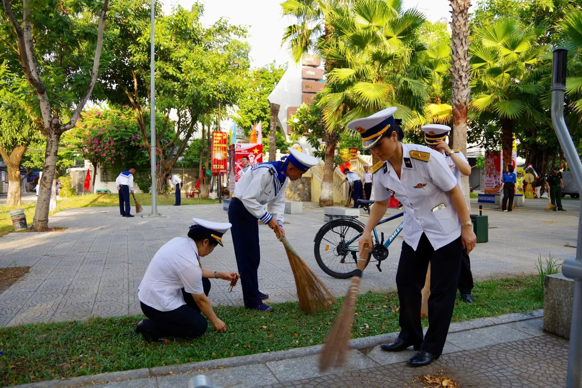 Vùng 3 Hải quân: Chuỗi hoạt động nghĩa tình tri ân Ngày Thương binh - Liệt sĩ - Ảnh 2.
