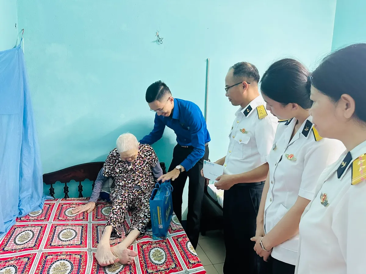 Vùng 3 Hải quân: Chuỗi hoạt động nghĩa tình tri ân Ngày Thương binh - Liệt sĩ - Ảnh 1.