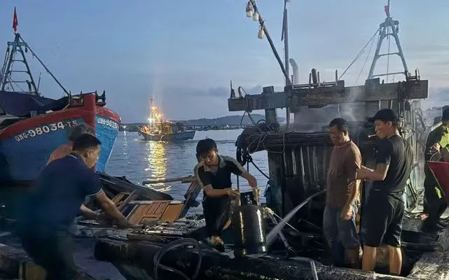 Tàu cá bị cháy tại cảng Sa Huỳnh. (Ảnh: TTXVN phát)