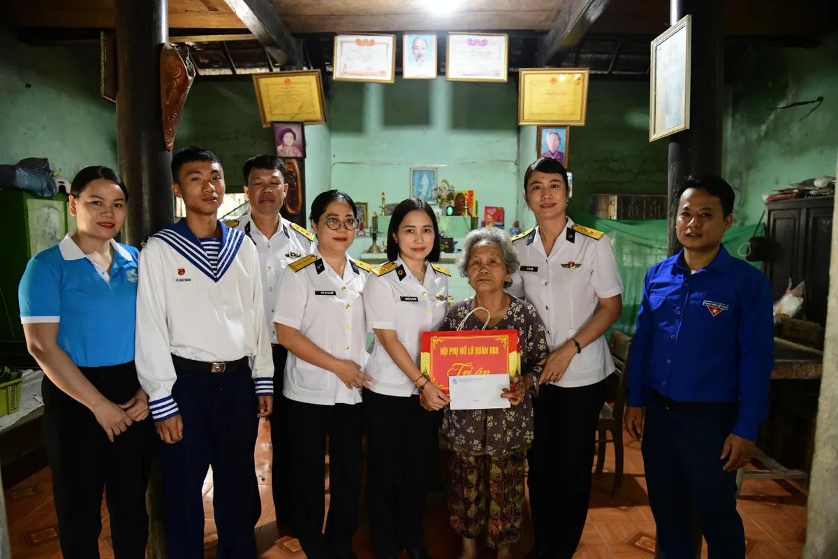 Vùng 3 Hải quân: Chuỗi hoạt động nghĩa tình tri ân Ngày Thương binh - Liệt sĩ - Ảnh 4.