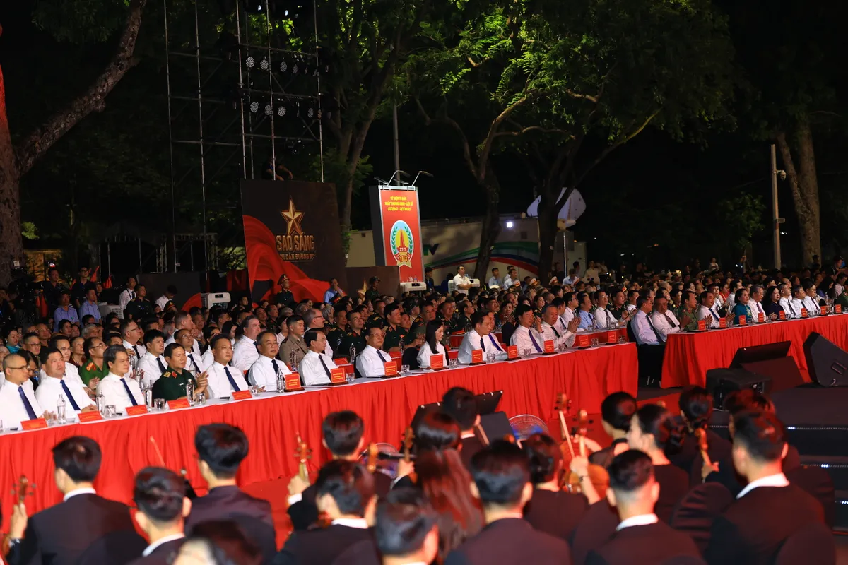 Cầu truyền h&igrave;nh &ldquo;Sao s&aacute;ng dẫn đường&rdquo;: H&agrave;nh tr&igrave;nh của tri &acirc;n v&agrave; l&ograve;ng tự h&agrave;o - Ảnh 1.