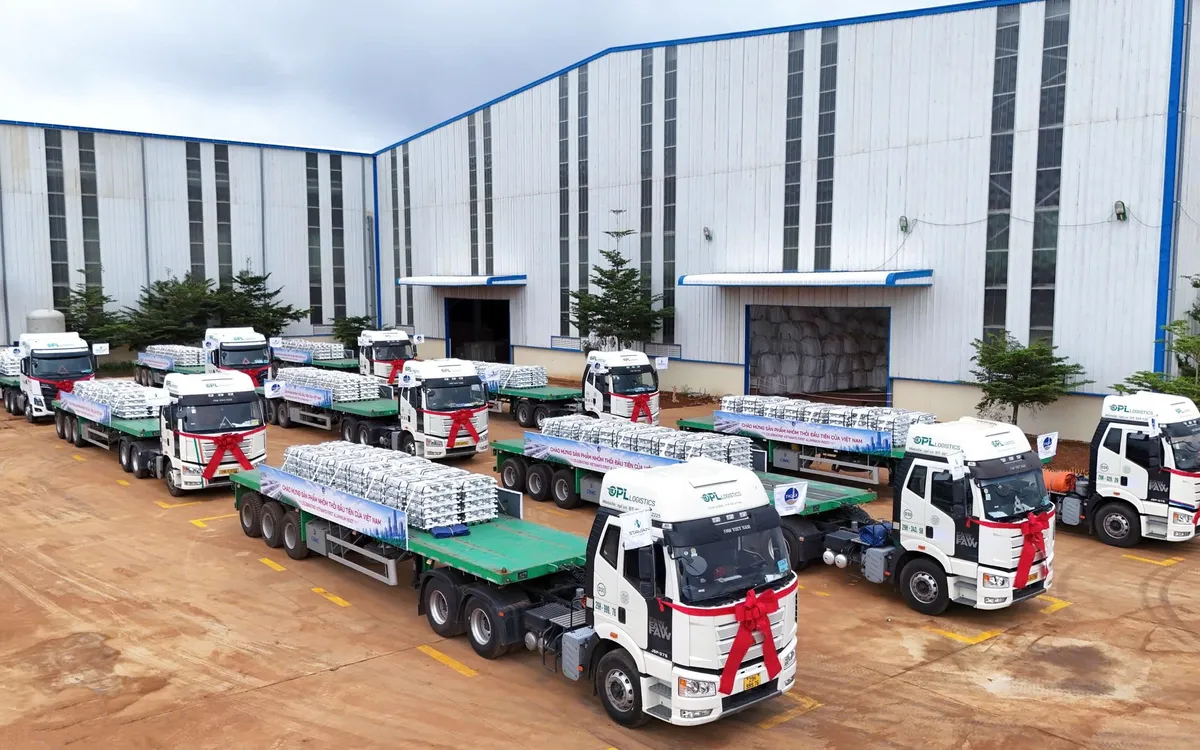 Đoàn xe vận chuyển lô nhôm thỏi của Stavian Industrial Metal