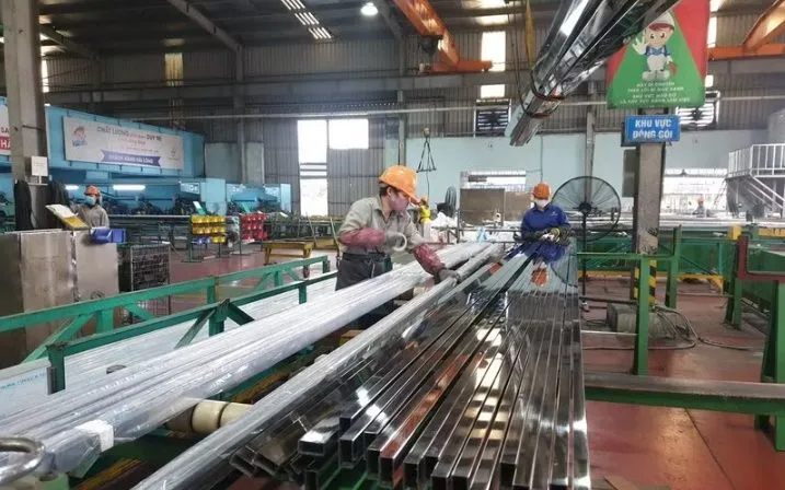 Công nhân làm việc tại khu công nghiệp Đông Anh. (Ảnh: Phương Anh/TTXVN)