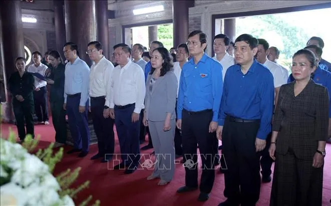 Phó Chủ tịch nước Võ Thị Ánh Xuân và đoàn công tác bày tỏ lòng biết ơn sâu sắc trước sự hy sinh to lớn của các thế hệ đi trước. Ảnh: Văn Tý/TTXVN