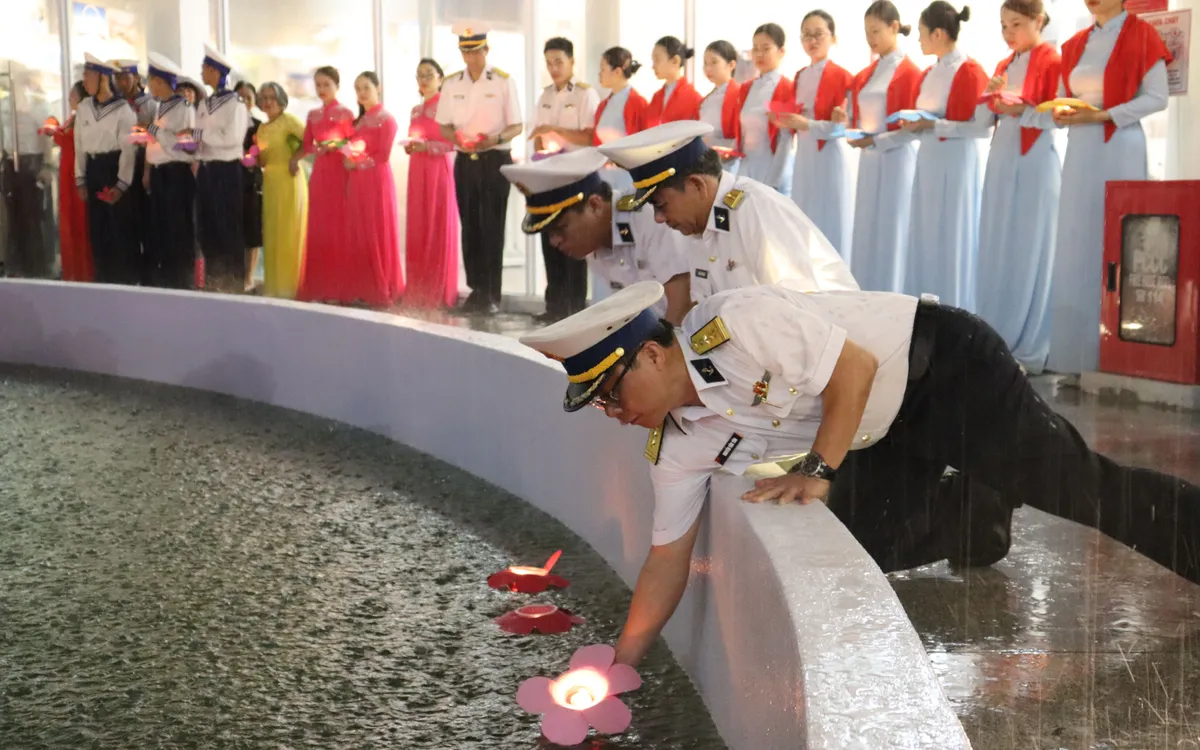 Những ngọn hoa và nến tri ân được thả xuống tưởng nhớ anh hùng, liệt sĩ hy sinh trong sự kiện Gạc Ma.