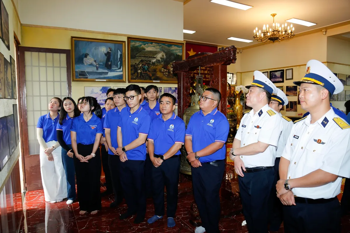 Tuổi trẻ Binh đo&agrave;n 20 d&acirc;ng hương Anh h&ugrave;ng V&otilde; Thị S&aacute;u, tri &acirc;n thương bệnh binh Long Đất - Ảnh 1.