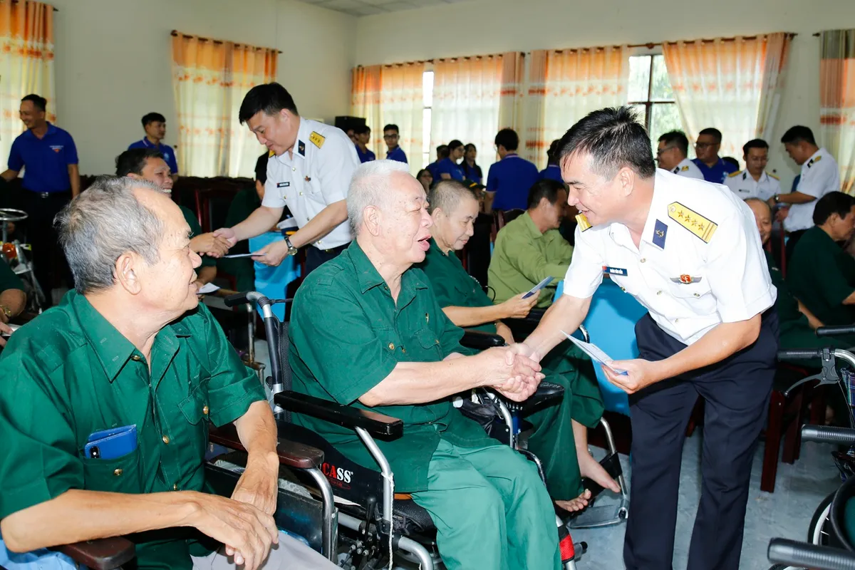 Tuổi trẻ Binh đo&agrave;n 20 d&acirc;ng hương Anh h&ugrave;ng V&otilde; Thị S&aacute;u, tri &acirc;n thương bệnh binh Long Đất - Ảnh 2.