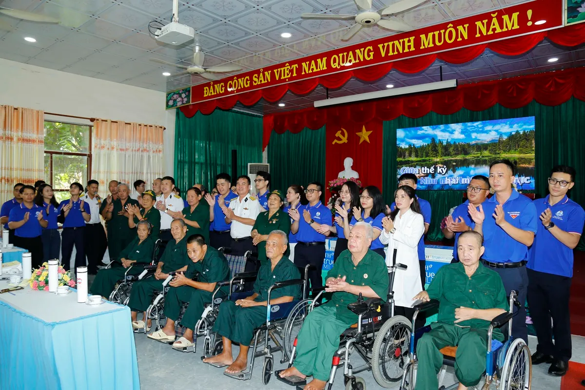 Tuổi trẻ Binh đo&agrave;n 20 d&acirc;ng hương Anh h&ugrave;ng V&otilde; Thị S&aacute;u, tri &acirc;n thương bệnh binh Long Đất - Ảnh 3.