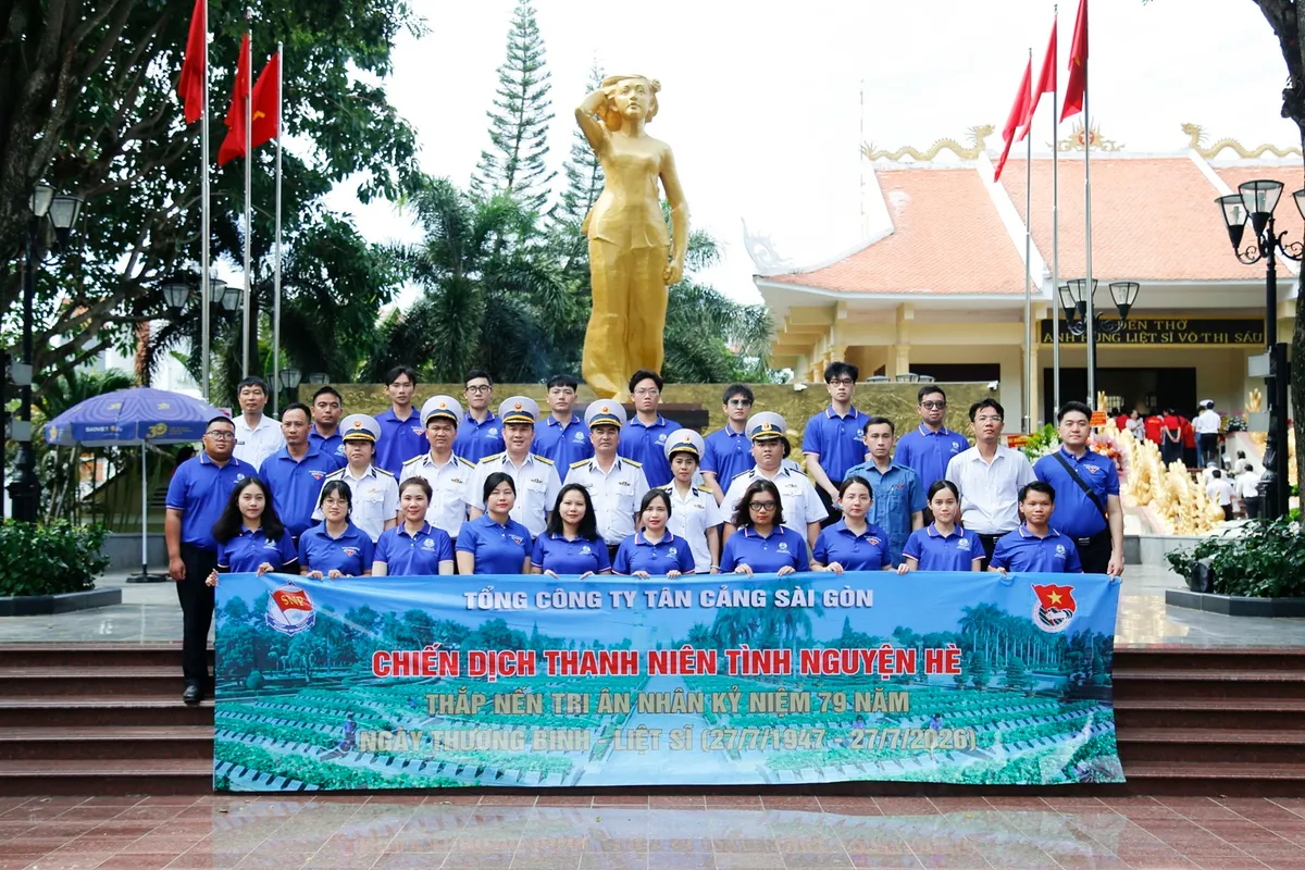 Tuổi trẻ Binh đo&agrave;n 20 d&acirc;ng hương Anh h&ugrave;ng V&otilde; Thị S&aacute;u, tri &acirc;n thương bệnh binh Long Đất - Ảnh 4.
