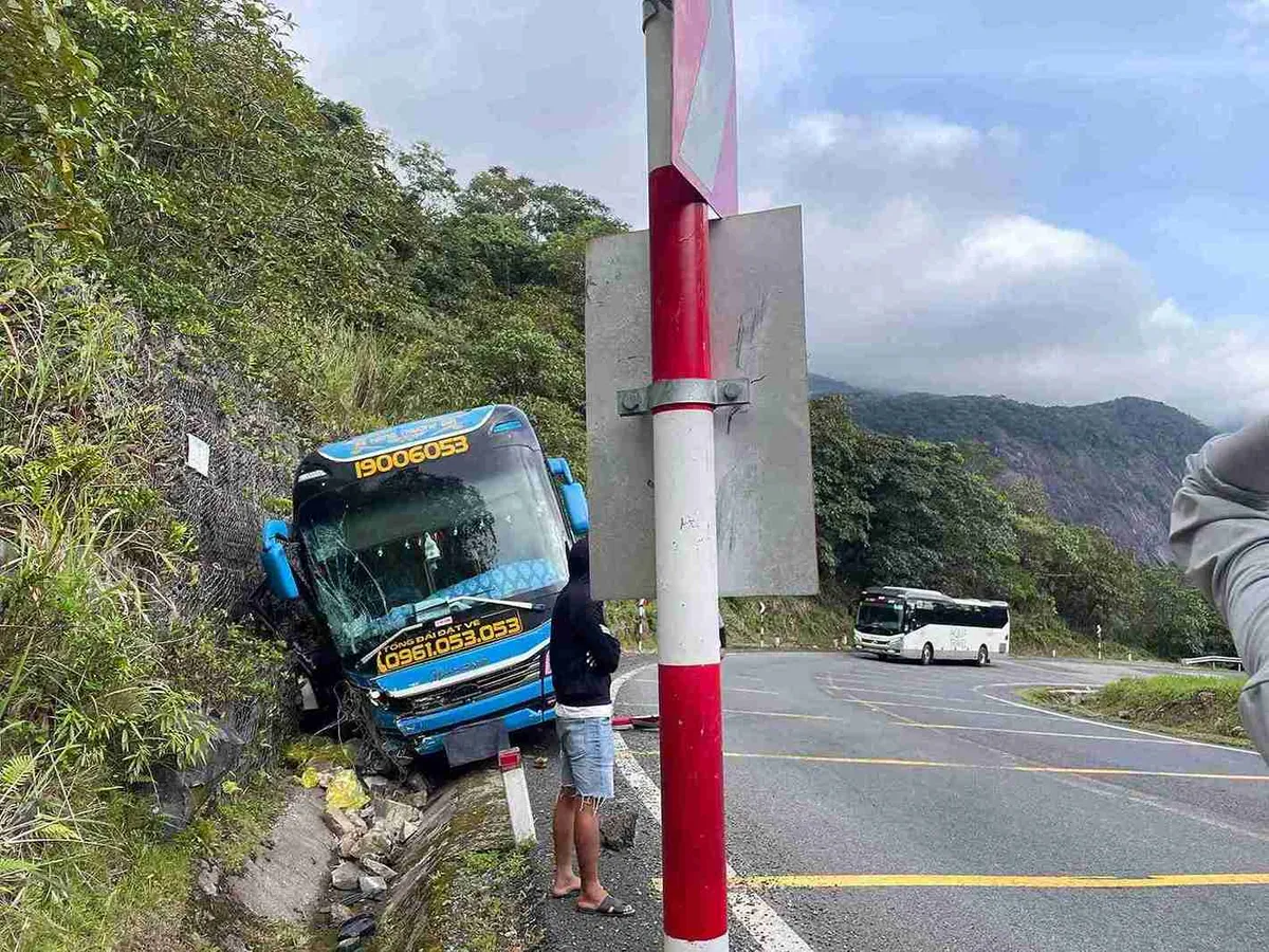 Xe kh&aacute;ch chở 21 người t&ocirc;ng v&agrave;o v&aacute;ch n&uacute;i tr&ecirc;n đ&egrave;o Kh&aacute;nh L&ecirc; - Ảnh 1.
