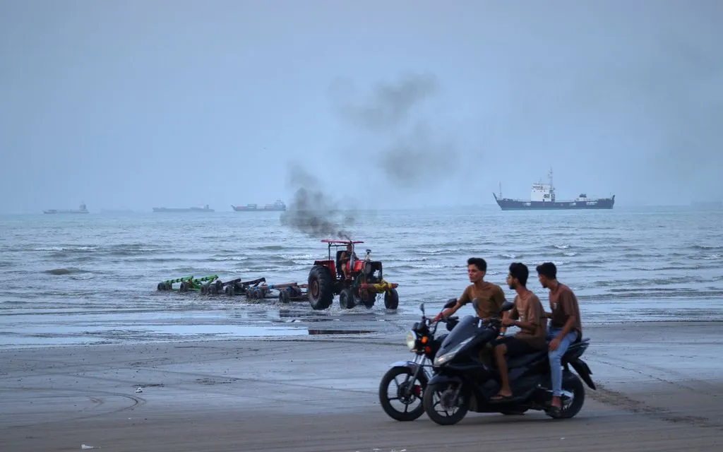 Các thanh niên đi xe máy bên bờ eo biển Hormuz, Iran, ngày 27/7/2026 (Ảnh: ISNA/AP/Razieh Poudat)