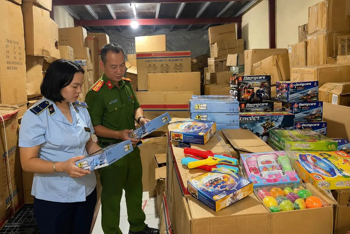 Ph&aacute;t hiện cơ sở kinh doanh đồ chơi trẻ em kh&ocirc;ng c&oacute; h&oacute;a đơn, b&agrave;y b&aacute;n tất c&oacute; dấu hiệu giả mạo - Ảnh 1.