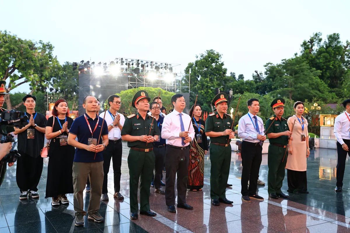 Cầu truyền h&igrave;nh &ldquo;Sao s&aacute;ng dẫn đường&rdquo;: H&agrave;nh tr&igrave;nh của tri &acirc;n v&agrave; l&ograve;ng tự h&agrave;o - Ảnh 11.