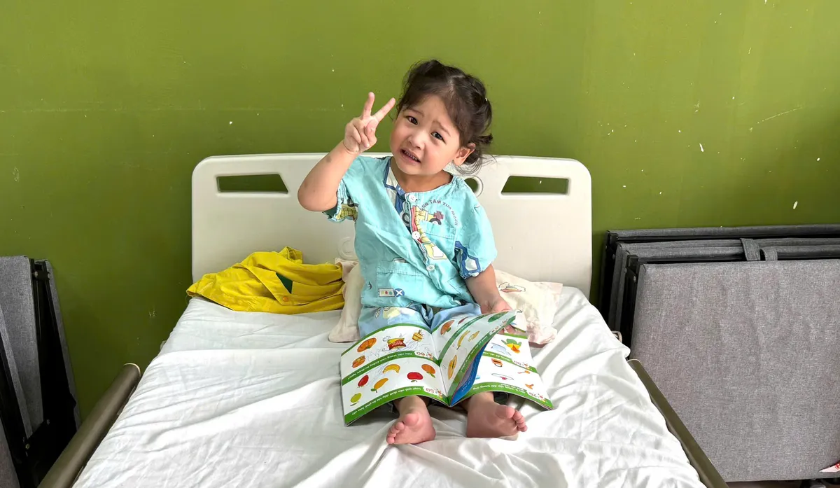 Nụ cười trở lại với b&eacute; g&aacute;i Nghệ An mắc tim bẩm sinh trong ng&agrave;y xuất viện - Ảnh 1.