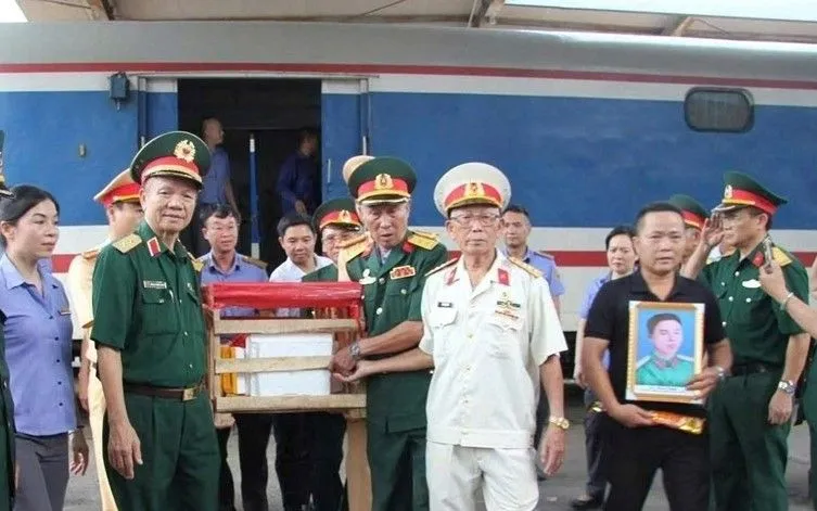 TT Hoàng Khánh Hưng (bìa trái) - CT Hội HTGĐ Liệt sĩ VN phối hợp với ngành Đường sắt đưa hài cốt liệt sĩ về quê hương
