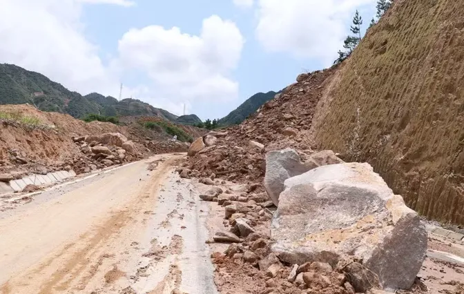 Công bố tình huống khẩn cấp về thiên tai trên nhiều đoạn quốc lộ ở Lào Cai, Lai Châu - Ảnh 1.
