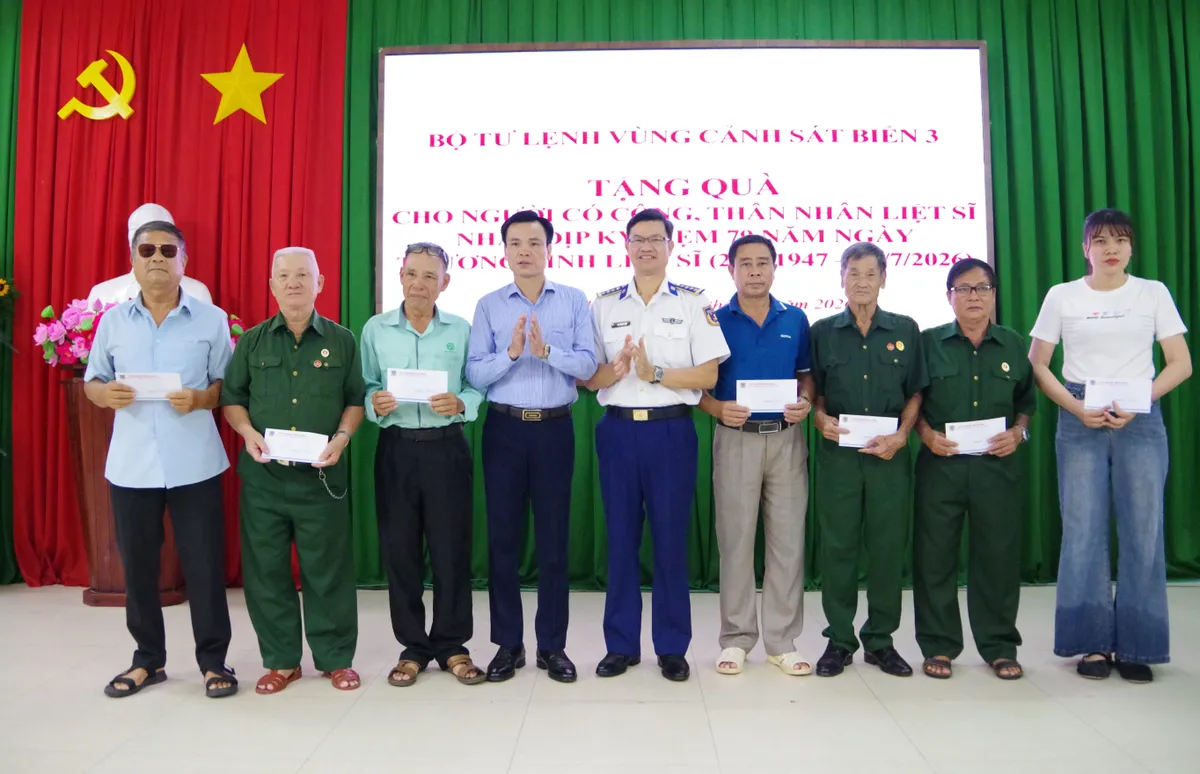 Bộ Tư lệnh V&ugrave;ng Cảnh s&aacute;t biển 3 tổ chức nhiều hoạt động tri &acirc;n nh&acirc;n kỷ niệm Ng&agrave;y Thương binh - Liệt sĩ - Ảnh 3.