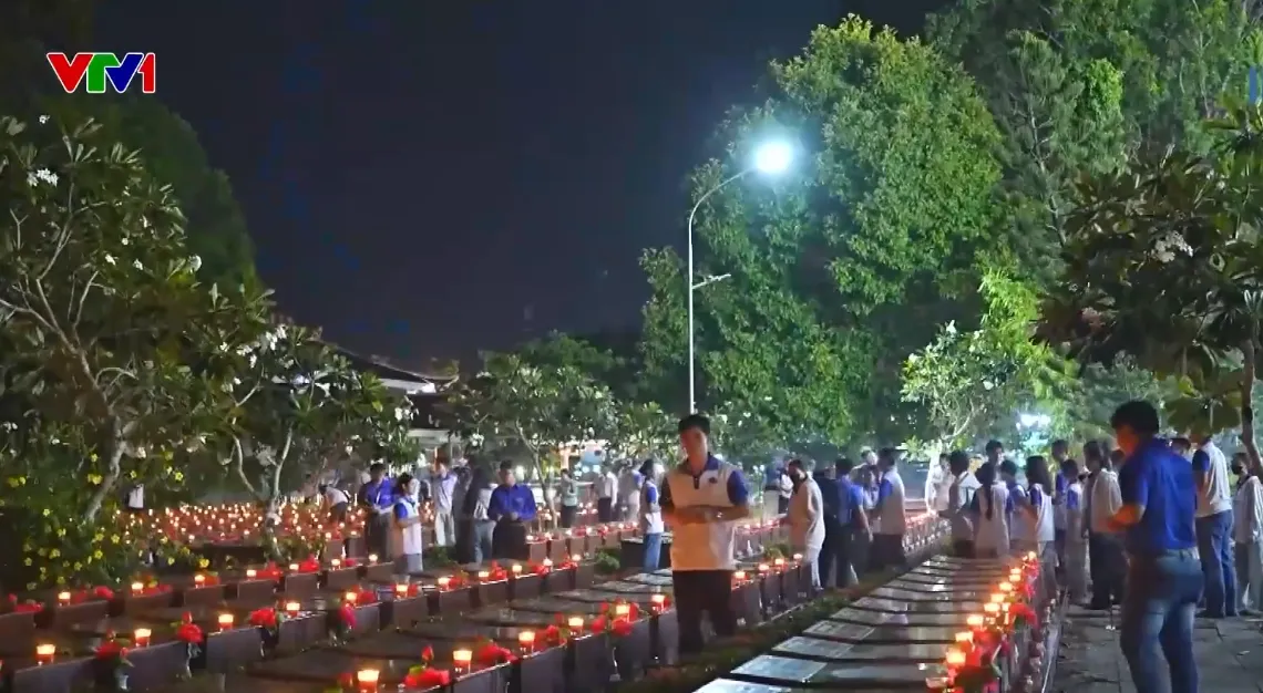 Thiêng liêng Lễ thắp nến tri ân các anh hùng liệt sĩ ở TP Hồ Chí Minh, Cần Thơ - Ảnh 2.