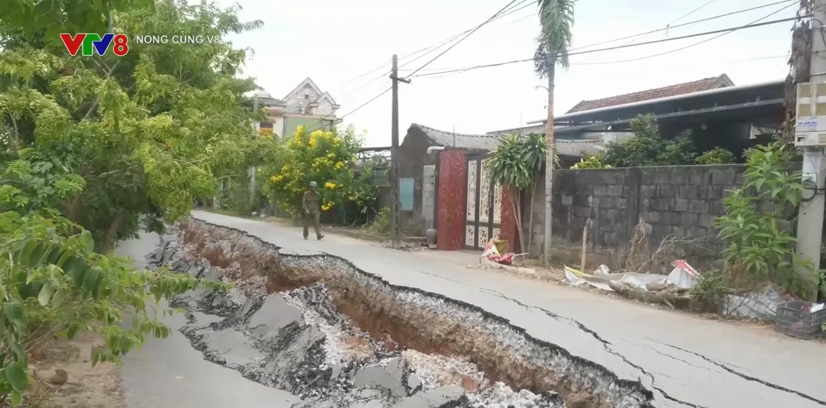 Quảng Trị: Đường sụt l&uacute;n bất thường- Ảnh 1.
