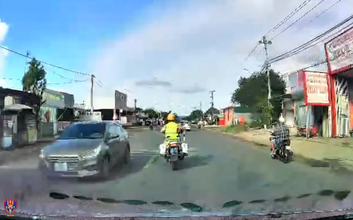 Cảnh sát giao thông kịp thời dẫn đường đưa người bị thanh sắt đâm xuyên mắt đến bệnh viện cấp cứu. Ảnh: Cục CSGT