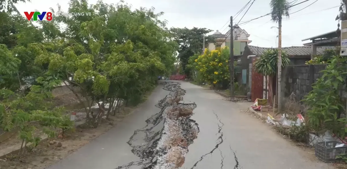 Quảng Trị: Đường sụt l&uacute;n bất thường- Ảnh 2.