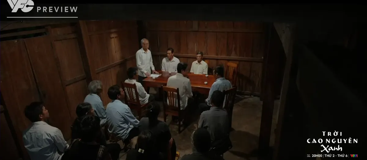 Trời cao nguyên xanh - Tập 15: Người dân Tơ Rơi bị kích động, A Dũi bị ép xả súng vào đồng bào- Ảnh 2.