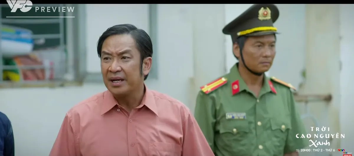 Trời cao nguyên xanh - Tập 15: Người dân Tơ Rơi bị kích động, A Dũi bị ép xả súng vào đồng bào- Ảnh 4.
