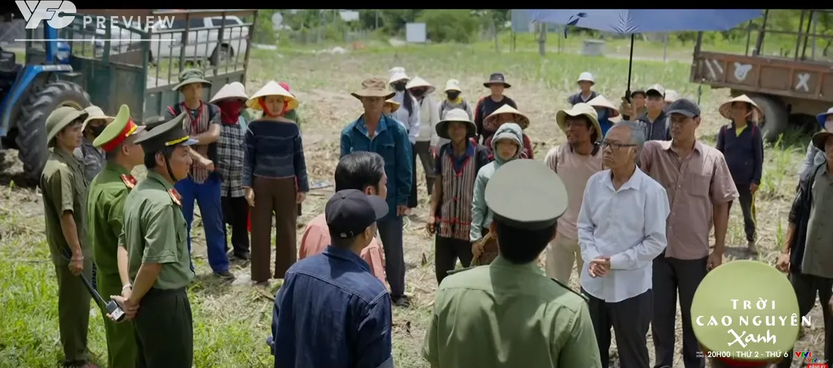 Trời cao nguyên xanh - Tập 15: Người dân Tơ Rơi bị kích động, A Dũi bị ép xả súng vào đồng bào- Ảnh 3.