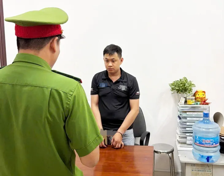 Ph&aacute; m&aacute;y chủ camera của cửa h&agrave;ng điện m&aacute;y, trộm 19 điện thoại trị gi&aacute; gần 700 triệu đồng - Ảnh 2.
