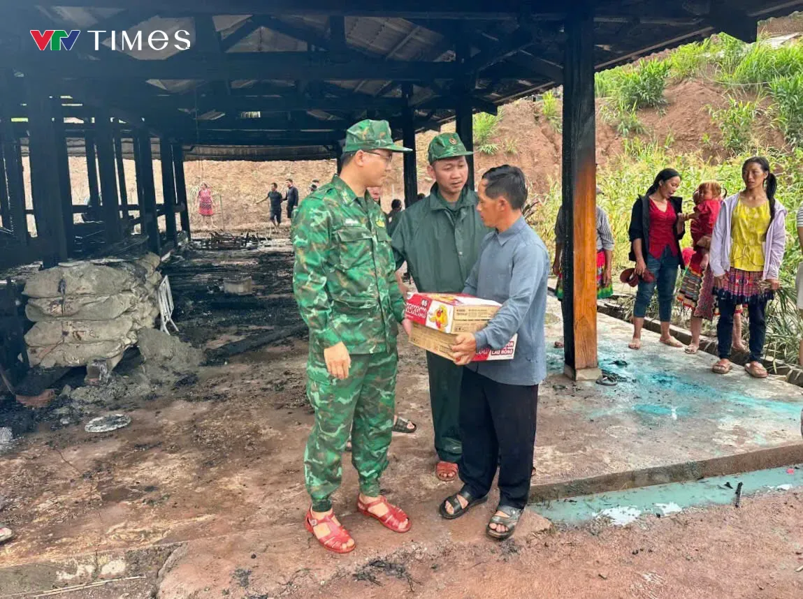 BĐBP Lai Ch&acirc;u kịp thời hỗ trợ gia đ&igrave;nh bị hỏa hoạn ở x&atilde; bi&ecirc;n giới M&ugrave; Cả - Ảnh 4.