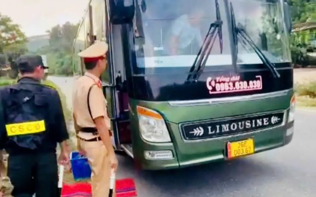 Lực lượng cảnh sát giao thông xử phạt 3 xe khách vi phạm. Ảnh: CAPT