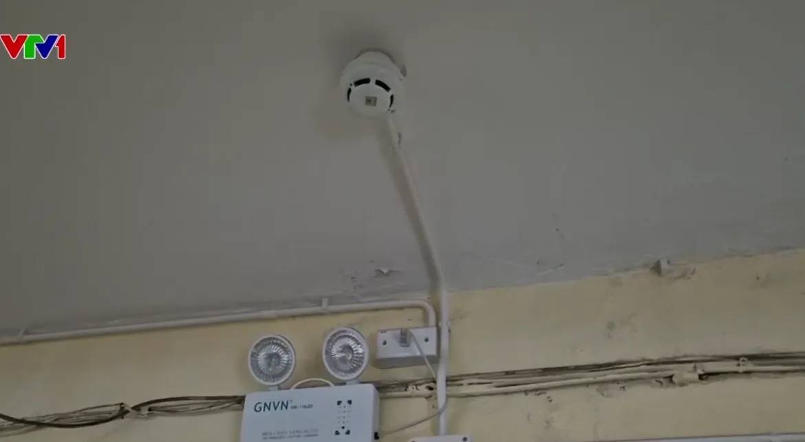 Mở "chuồng cọp", lắp b&aacute;o ch&aacute;y sớm để giảm nguy cơ hỏa hoạn tại khu tập thể cũ - Ảnh 1.