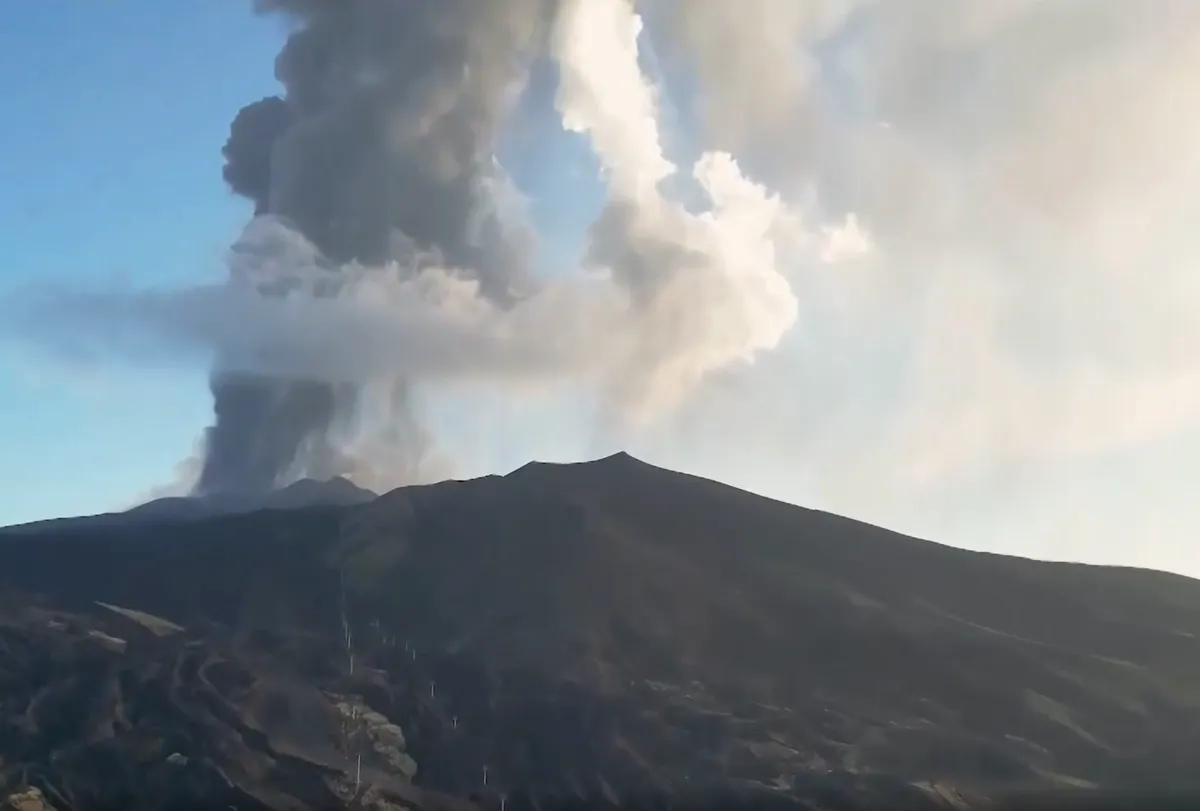 Italy: Vận h&agrave;nh c&aacute;p treo tr&ecirc;n n&uacute;i lửa Etna- Ảnh 1.