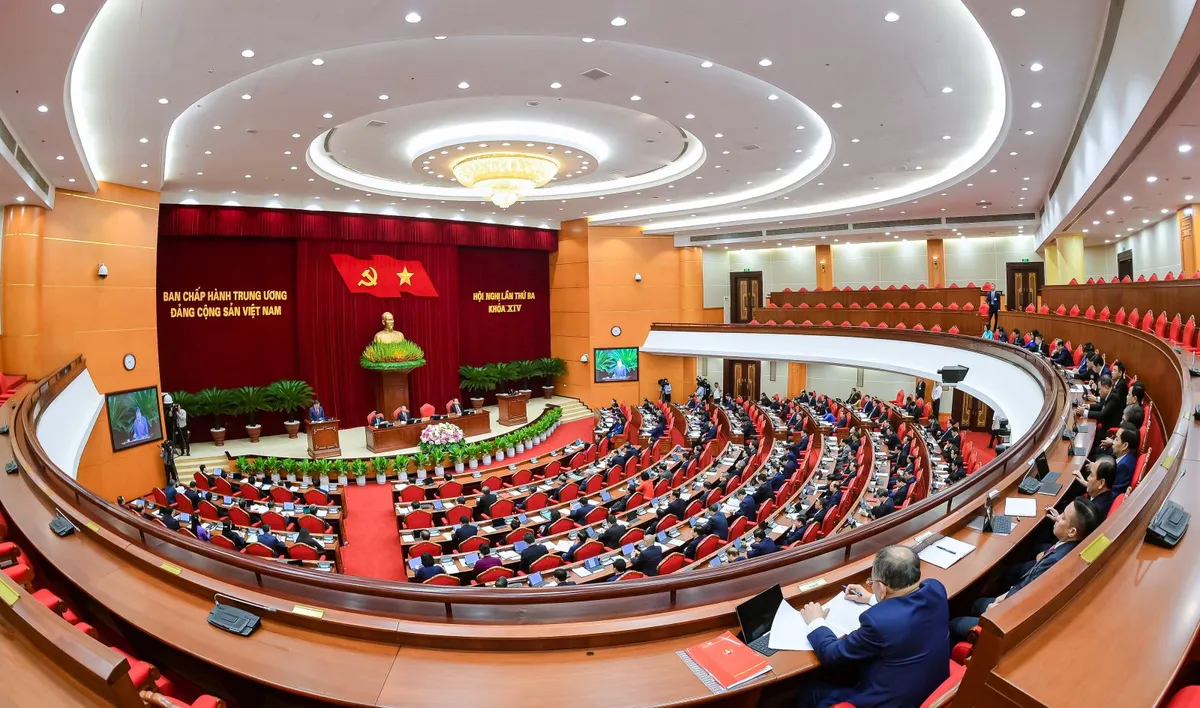 Trung ương ban h&agrave;nh quy định về 19 điều đảng vi&ecirc;n kh&ocirc;ng được l&agrave;m  - Ảnh 1.