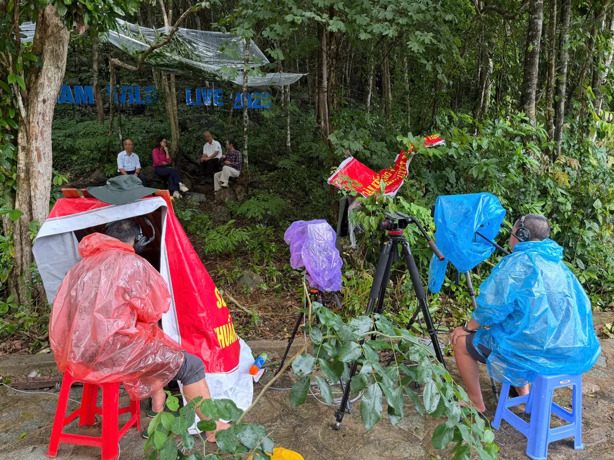 Phía sau ống kính trong Wild Live: Kịch bản thay đổi từng phút, ê-kíp đụng đâu xử lý đó - Ảnh 11.