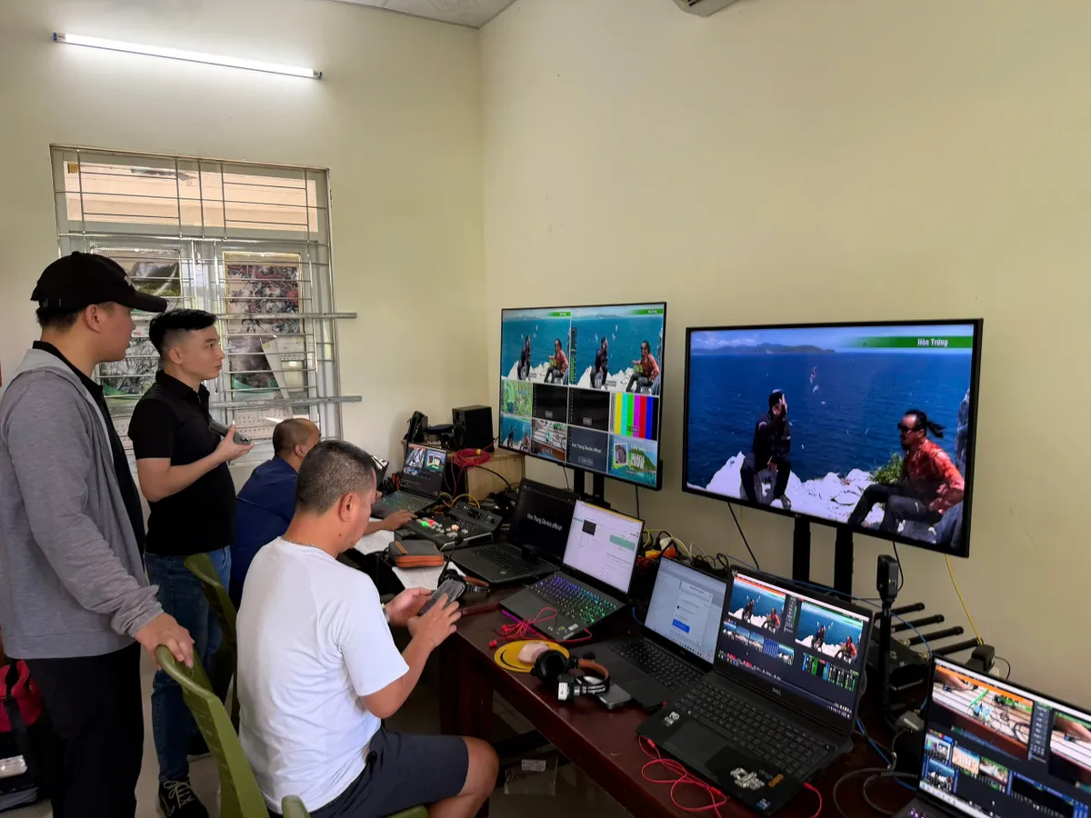 Phía sau ống kính trong Wild Live: Kịch bản thay đổi từng phút, ê-kíp đụng đâu xử lý đó - Ảnh 14.