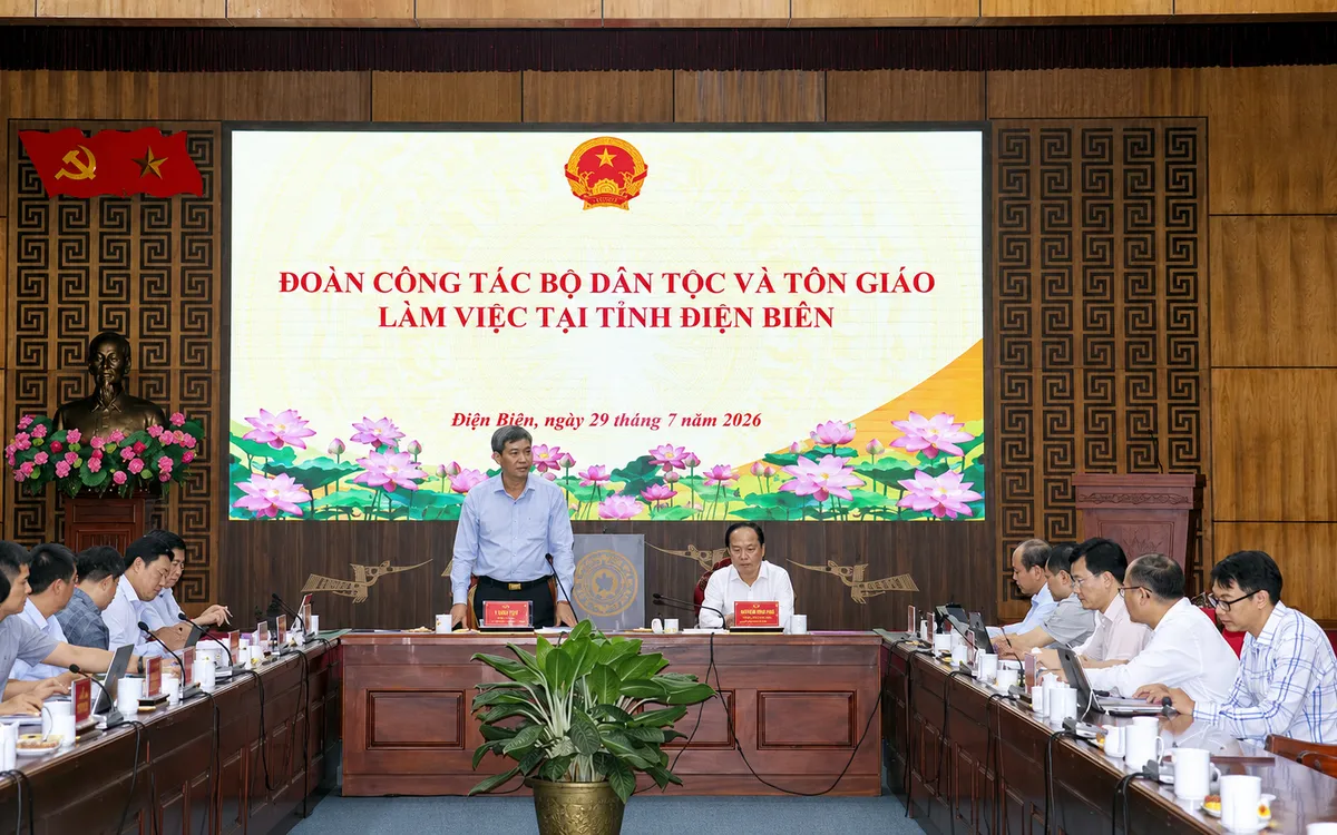 Đo&agrave;n c&ocirc;ng t&aacute;c Bộ D&acirc;n tộc v&agrave; T&ocirc;n gi&aacute;o l&agrave;m việc với UBND tỉnh Điện Bi&ecirc;n. Ảnh: TT