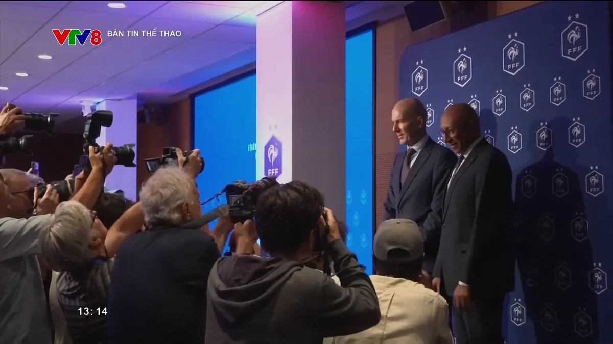 Zinedine Zidane chính thức ngồi "ghế nóng" tuyển Pháp: Khởi thủy cho một kỷ nguyên mới- Ảnh 2. Zinedine Zidane chính thức ngồi "ghế nóng" tuyển Pháp: Khởi thủy cho một kỷ nguyên mới- Ảnh 2.