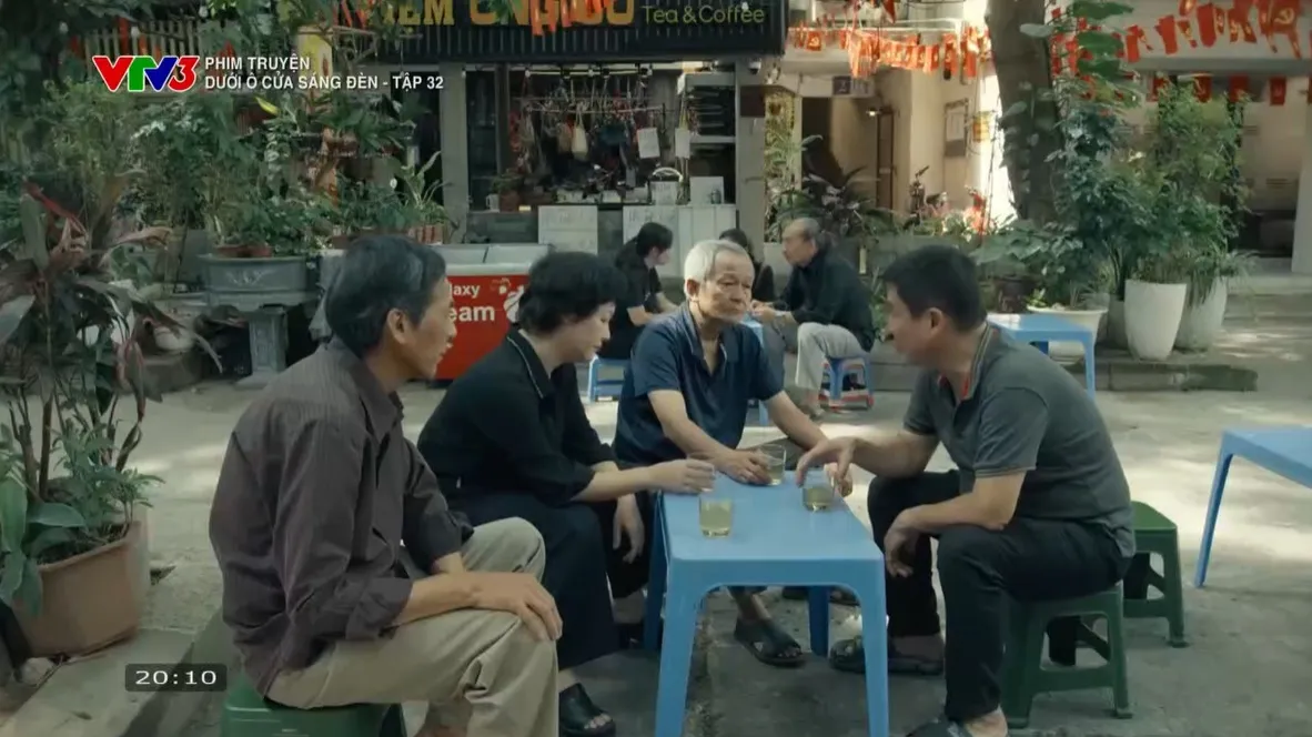 Dưới ô cửa sáng đèn - Tập 32: Diệu kiên trì 'thả thính' Sinh, Tài thành đôi với Nguyệt - Ảnh 1.