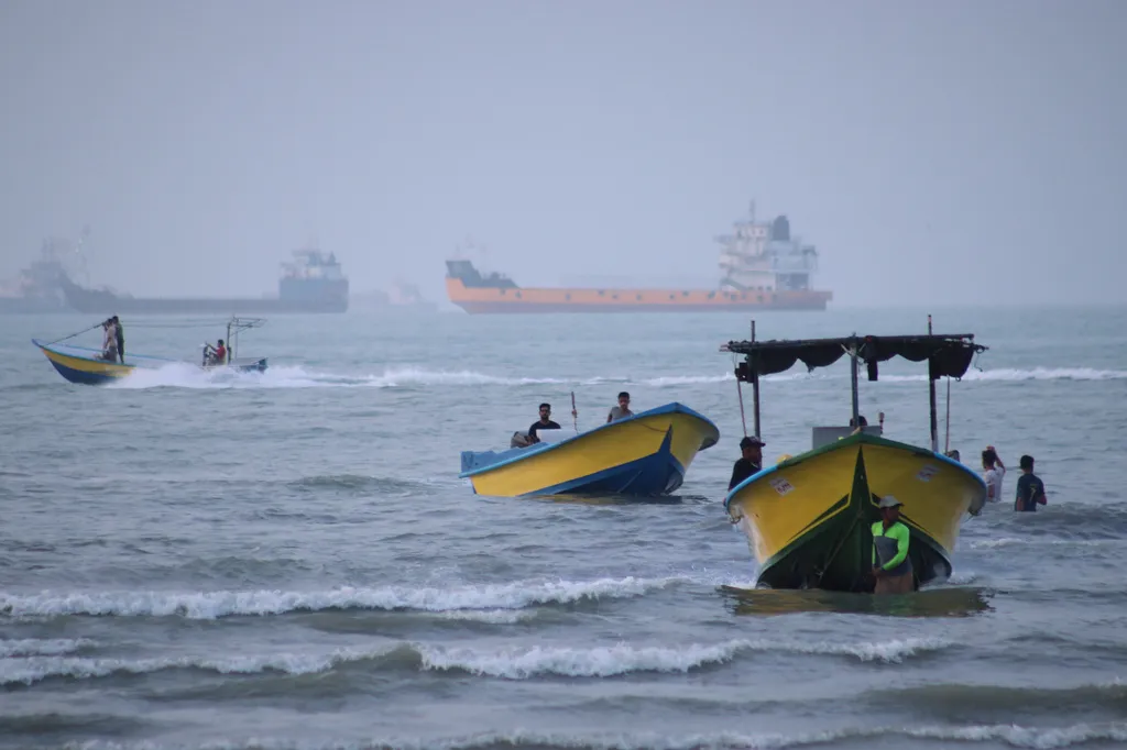 Oman đề xuất cơ chế quản l&yacute; chung eo biển Hormuz- Ảnh 1.